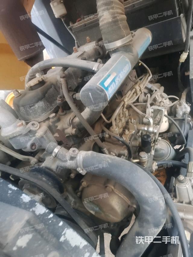 發(fā)動機左側(cè)全景（壓路機發(fā)動機艙）