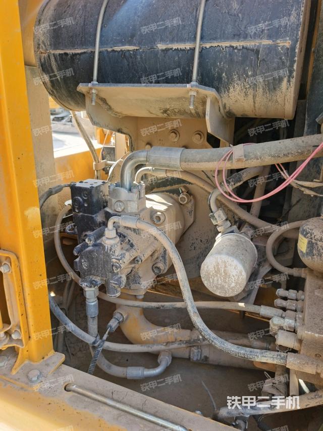 液壓泵艙室正面整體(整機(jī)外觀) 液壓泵艙室正面整體(整機(jī)外觀)