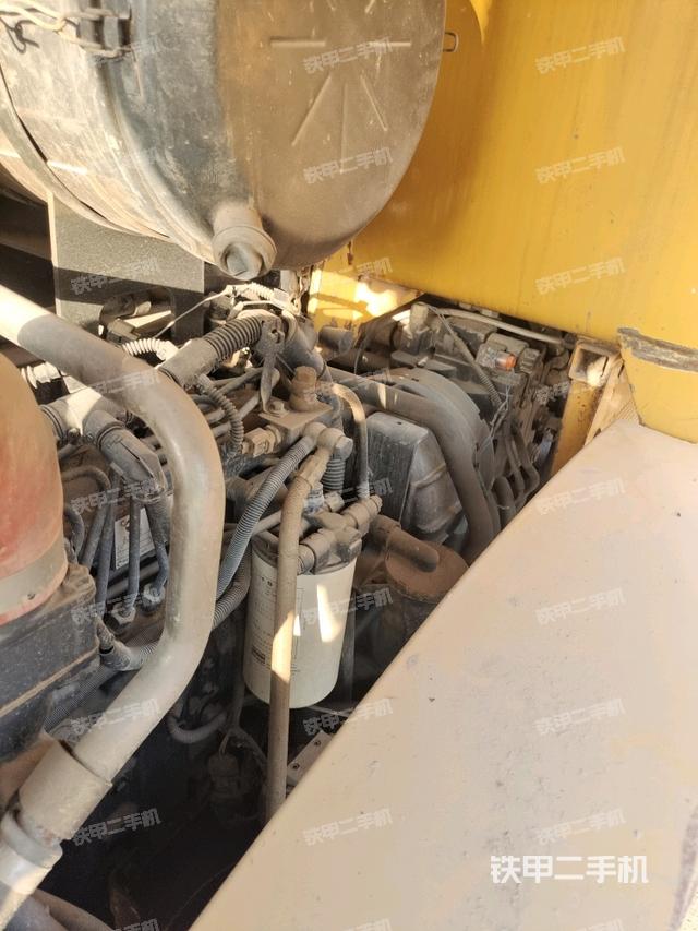 發(fā)動機上部全景（壓路機發(fā)動機艙）