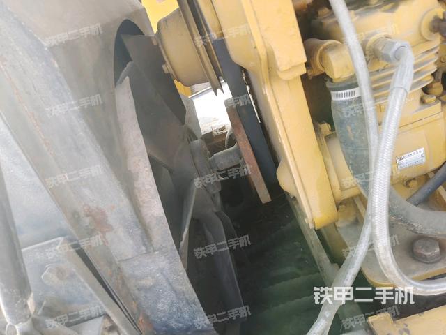 發(fā)動機(jī)上部全景（壓路機(jī)發(fā)動機(jī)艙）