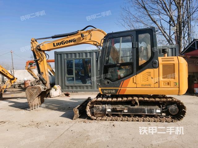 駕駛室頂部(整機(jī)外觀) 駕駛室頂部(整機(jī)外觀)