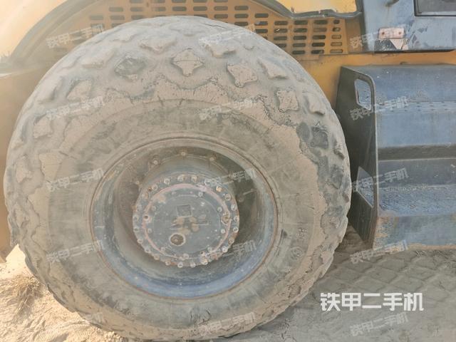 后輪右側(cè)全景（壓路機(jī)前后車(chē)架）