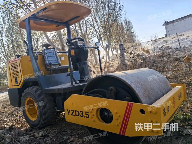 右前45°(壓路機(jī)整機(jī)外觀) 右前45°(壓路機(jī)整機(jī)外觀)