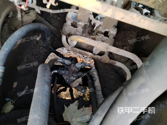 中央回轉(zhuǎn)接頭特寫（上車部件）