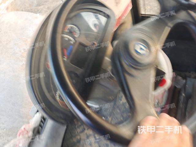 駕駛室頂蓬內(nèi)（壓路機駕駛室）