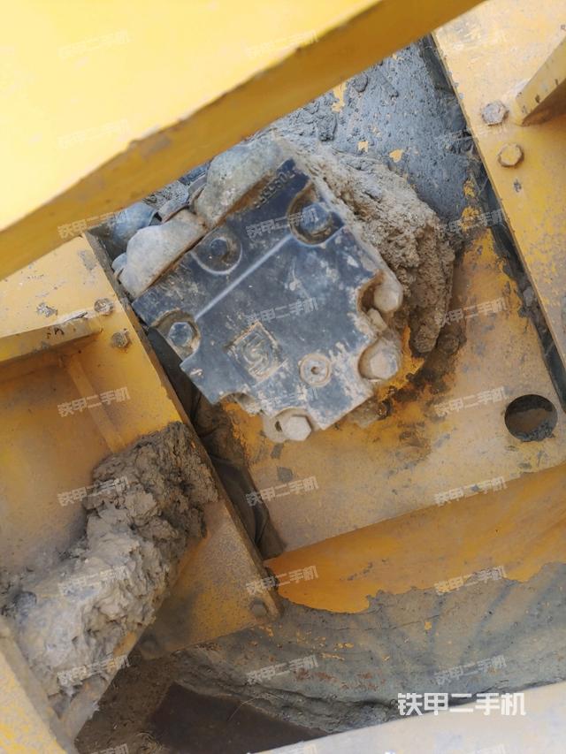 后輪左側(cè)全景（壓路機(jī)前后車架）