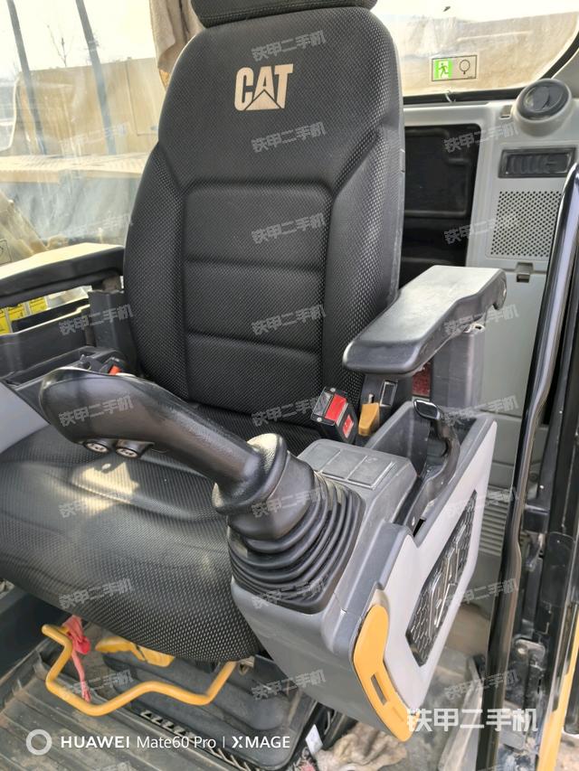 左后方玻璃角標（駕駛室部分）