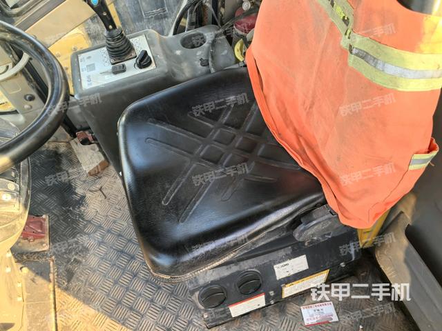 駕駛室側(cè)向上照全景（壓路機駕駛室）