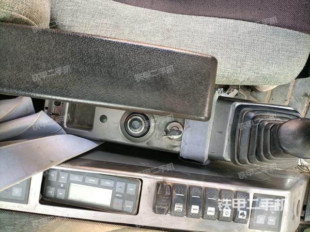 座椅右侧控制台/钥匙门/油门/含右手柄（驾驶室部分）