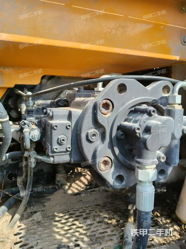 液壓泵艙室正面整體（整機外觀）