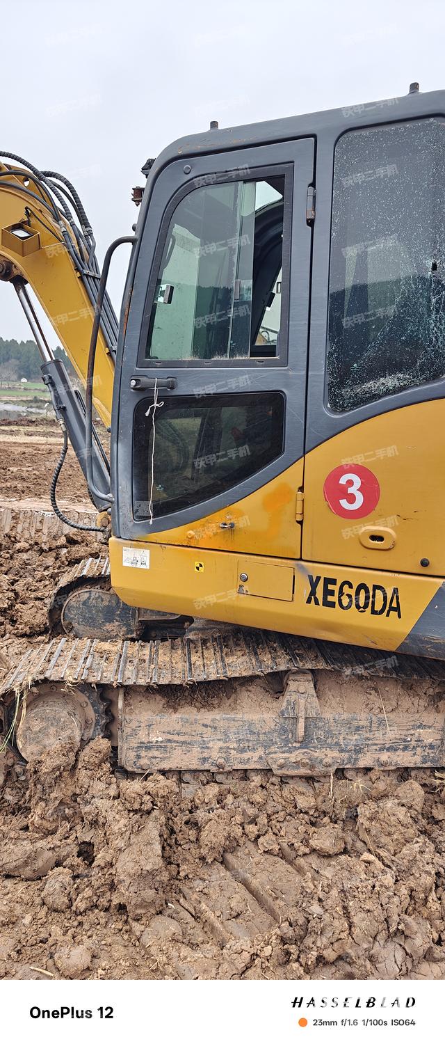 回转马达和主控阀（整机外观）