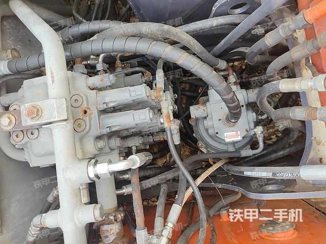 回转马达和主控阀（整机外观）