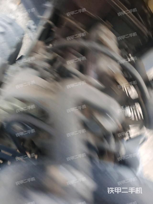 發(fā)動機右側(cè)全景（壓路機發(fā)動機艙）