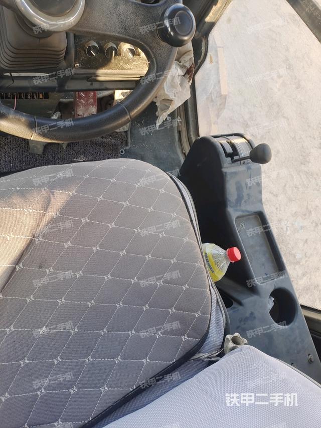 駕駛室頂蓬內(nèi)（壓路機(jī)駕駛室）