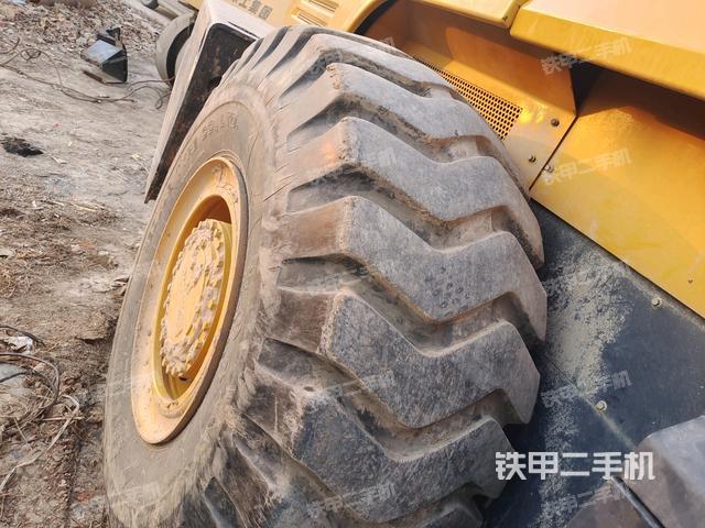 前輪右側(cè)減震塊連接及部件（壓路機前后車架）