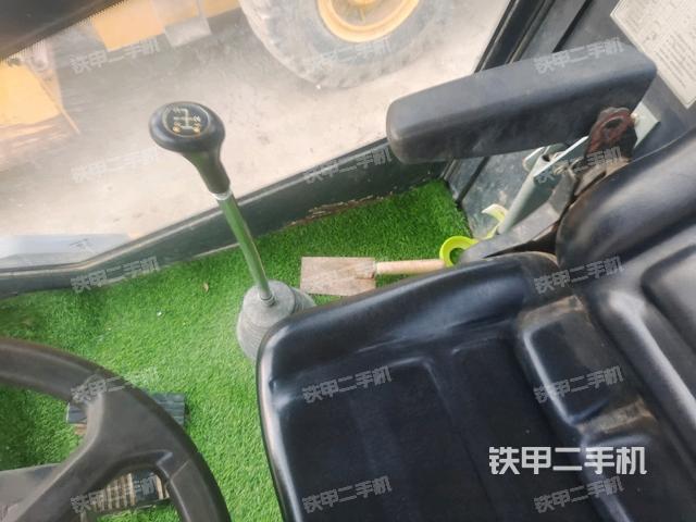 駕駛室頂蓬內(nèi)（壓路機駕駛室）