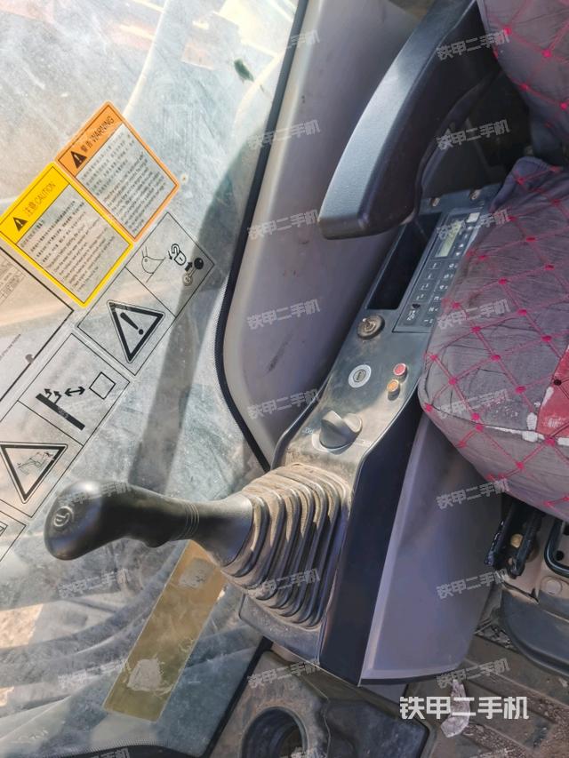 大臂油缸整体 竖拍(工作和回转装置) 大臂油缸整体 竖拍(工作和回转装置)