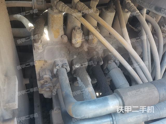 回转马达和主控阀(整机外观) 回转马达和主控阀(整机外观)