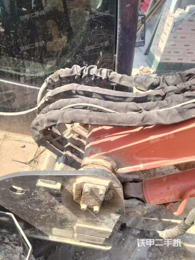 駕駛室整體(整機(jī)外觀) 駕駛室整體(整機(jī)外觀)