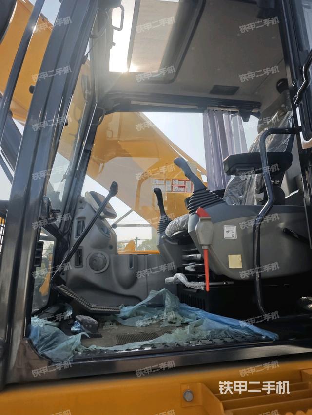 駕駛室整體(整機(jī)外觀) 駕駛室整體(整機(jī)外觀)