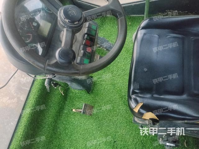 儀表盤全景（壓路機駕駛室）