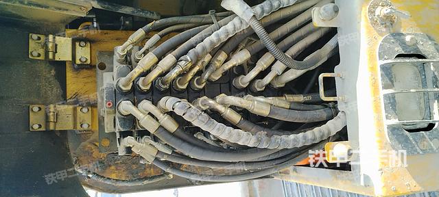 回转马达和主控阀（整机外观）