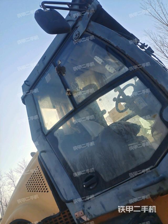 左側(cè)正面照（壓路機(jī)駕駛室）