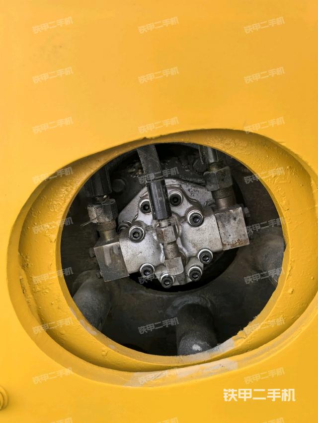 后輪左側(cè)全景(壓路機(jī)前后車架) 后輪左側(cè)全景(壓路機(jī)前后車架)