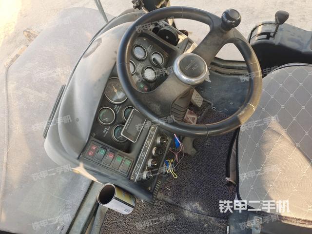 駕駛室側(cè)向上照全景（壓路機(jī)駕駛室）