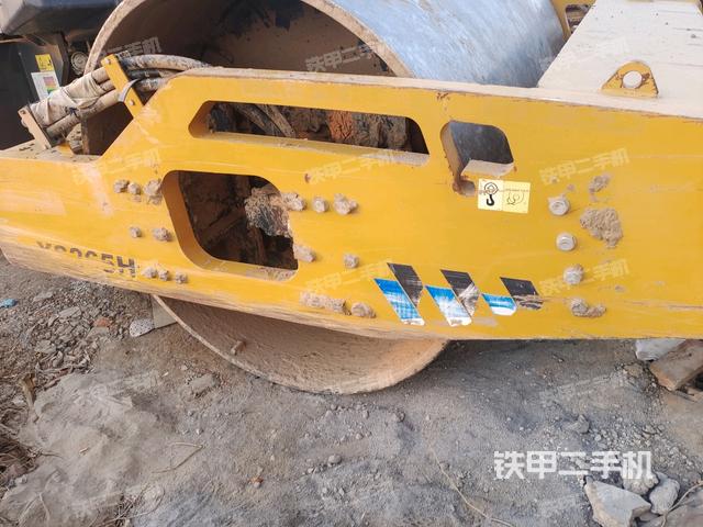 前車架正左側(cè)（壓路機前后車架）