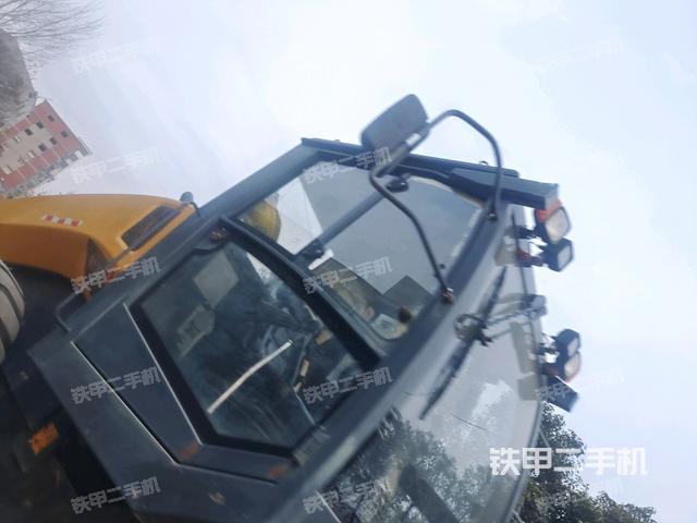 左側(cè)正面照（壓路機駕駛室）