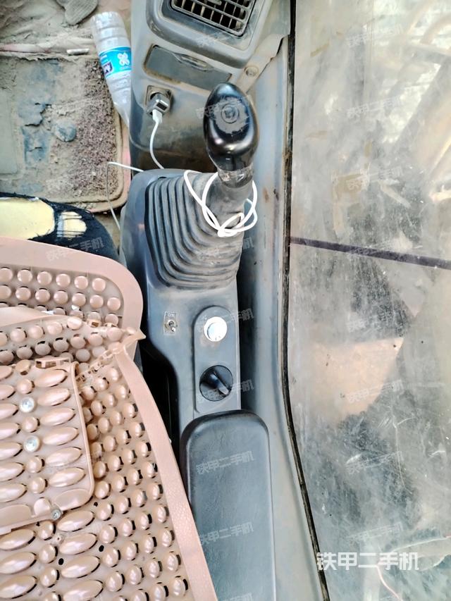 座椅右側(cè)控制臺(tái)/鑰匙門/油門/含右手柄（駕駛室部分）