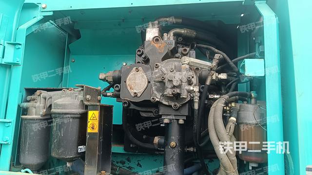 液壓泵艙室正面整體(整機(jī)外觀) 液壓泵艙室正面整體(整機(jī)外觀)