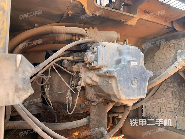 液壓泵艙室正面整體（整機外觀）