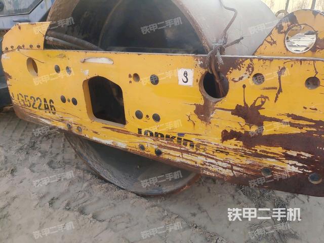 前車(chē)架正左側(cè)（壓路機(jī)前后車(chē)架）