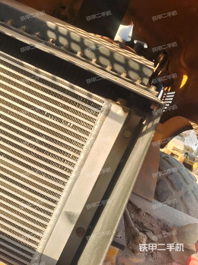 散熱器全景（壓路機(jī)發(fā)動(dòng)機(jī)艙）