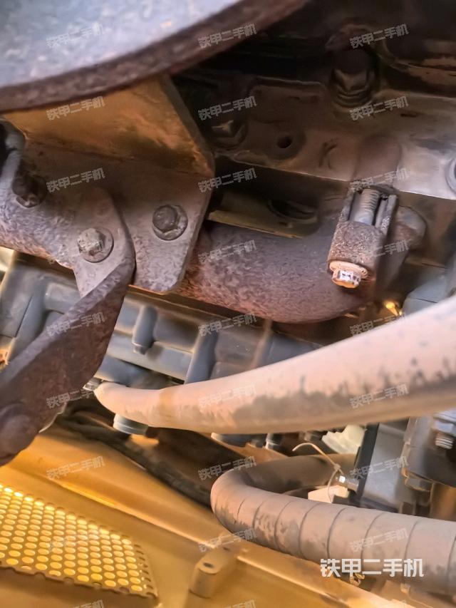 發(fā)動機上部全景（壓路機發(fā)動機艙）