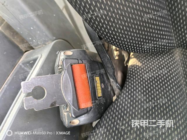 行走控制手柄和踏板?俯拍（駕駛室部分）