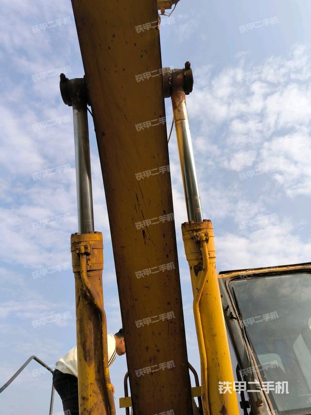 大臂油缸整體?豎拍（工作和回轉(zhuǎn)裝置）