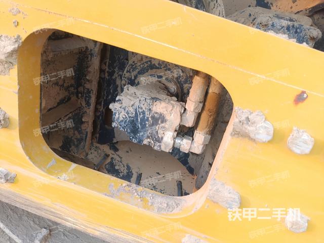 后輪左側(cè)全景（壓路機前后車架）