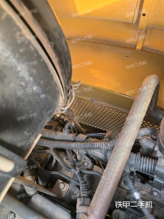 柴油泵全景（壓路機發(fā)動機艙）