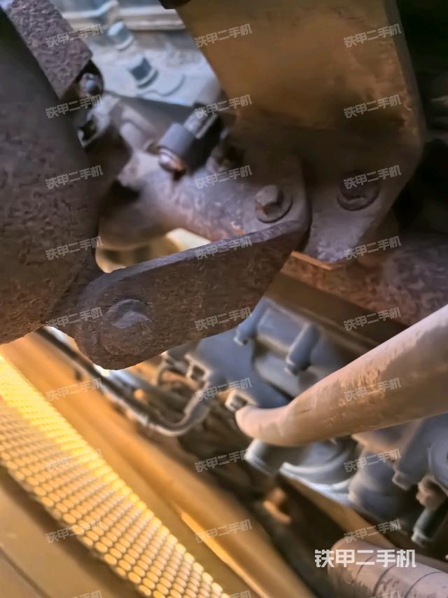 發(fā)動機右側(cè)全景（壓路機發(fā)動機艙）