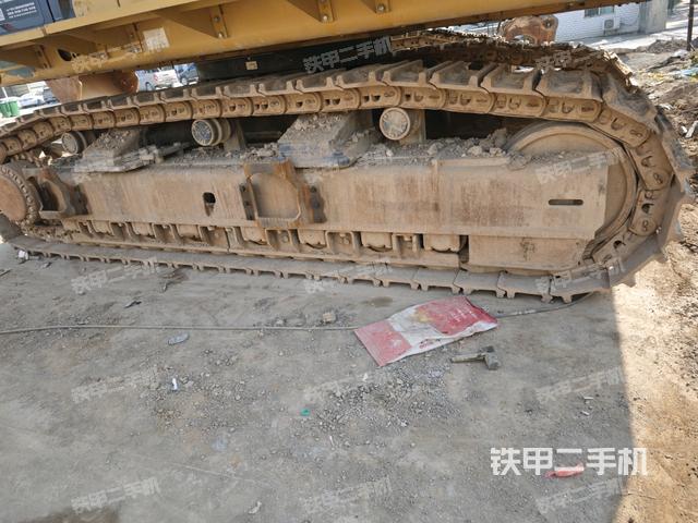單側(cè)履帶整體(整機(jī)外觀) 單側(cè)履帶整體(整機(jī)外觀)