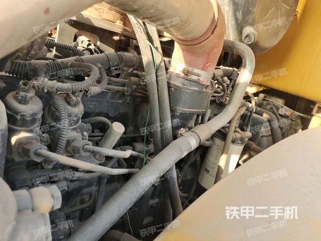 發(fā)動機右側全景（壓路機發(fā)動機艙）