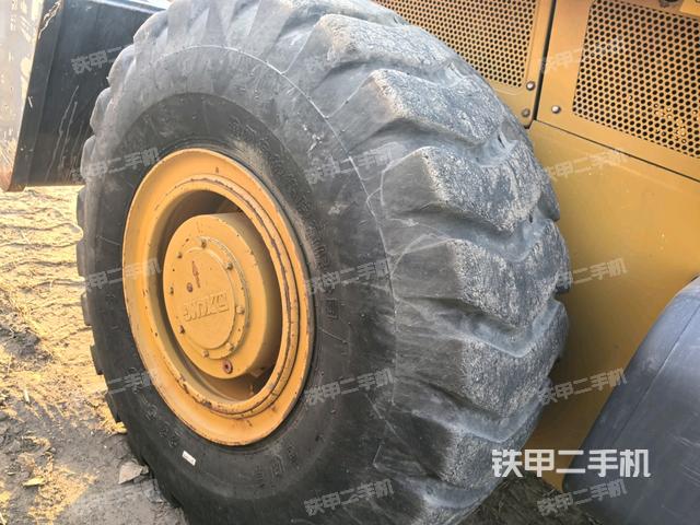 后輪右側(cè)全景（壓路機前后車架）