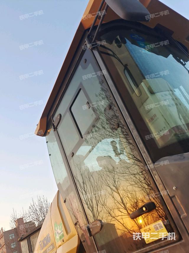 左側(cè)正面照（壓路機駕駛室）