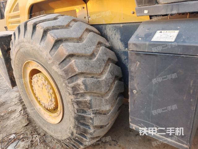 前輪左側(cè)減震塊連接及部件（壓路機前后車架）