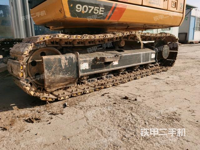 單側(cè)履帶整體(整機(jī)外觀) 單側(cè)履帶整體(整機(jī)外觀)
