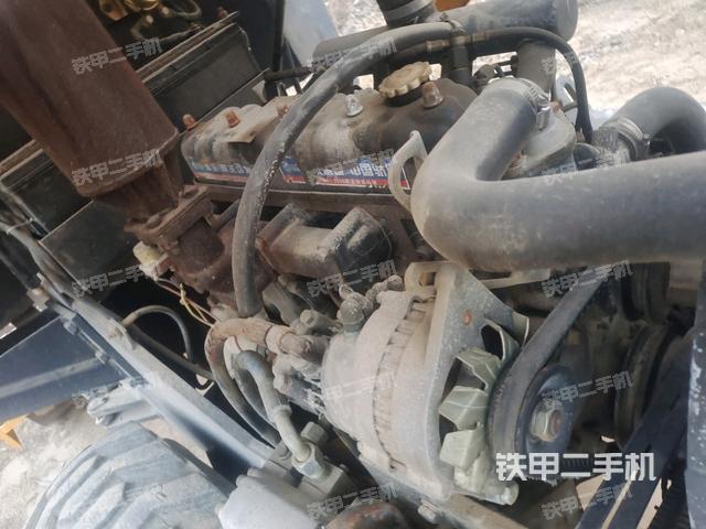 發(fā)動機上部全景（壓路機發(fā)動機艙）