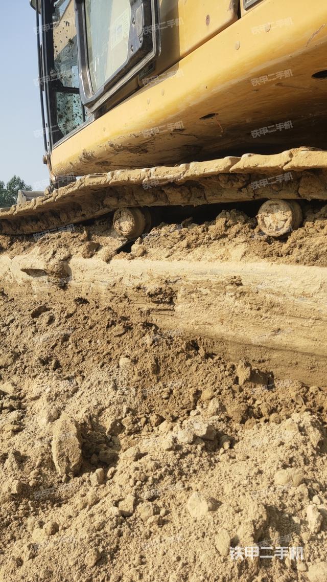 單側(cè)履帶整體(整機(jī)外觀) 單側(cè)履帶整體(整機(jī)外觀)